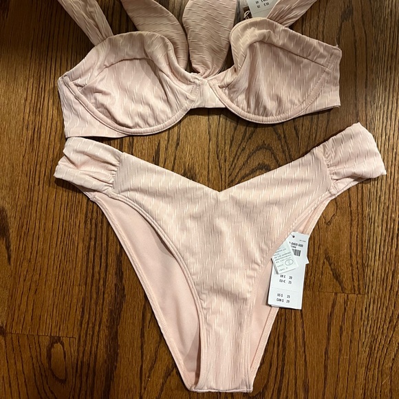 Abercrombie bikini top & bottom - Picture 4 of 5
